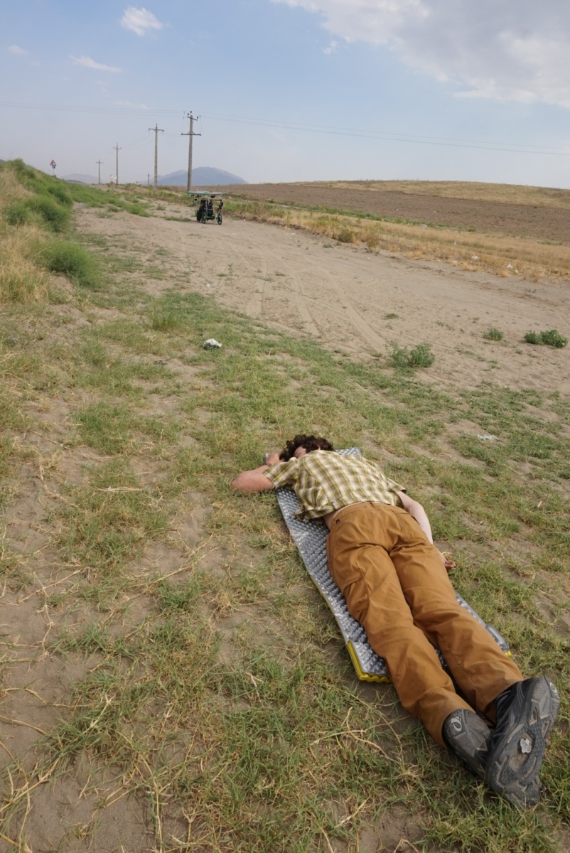 For an uninterupted afternoon nap we had to ride off on a side road out of sight from the main highway. Even then, a woman spotted us here and gave AnSo some fruit, but let me sleep through.