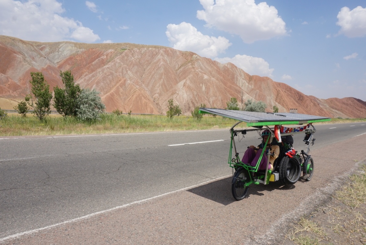 While the Iranian landscape the first few days was quite barren, there were still some beautiful sights now and then like these colourful mountain ranges.