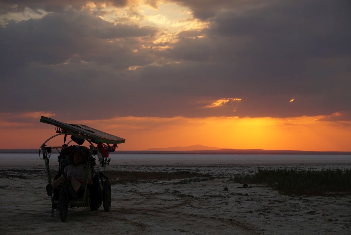 As we left the first salt lake, we noticed quite a nice sunset behind us.