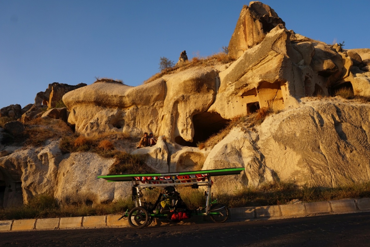 Most of these cave dwellings were carved in the rock thousands of years ago, and a number were used as lodging by the original silk road travellers.
Me and AnSo wanted to spend the nigh in onet, but had to clock a few more kilometers to stay on target.